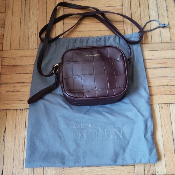 Alexander McQueen Croc-Effect Leather Camera Bag - Picture 2 of 12